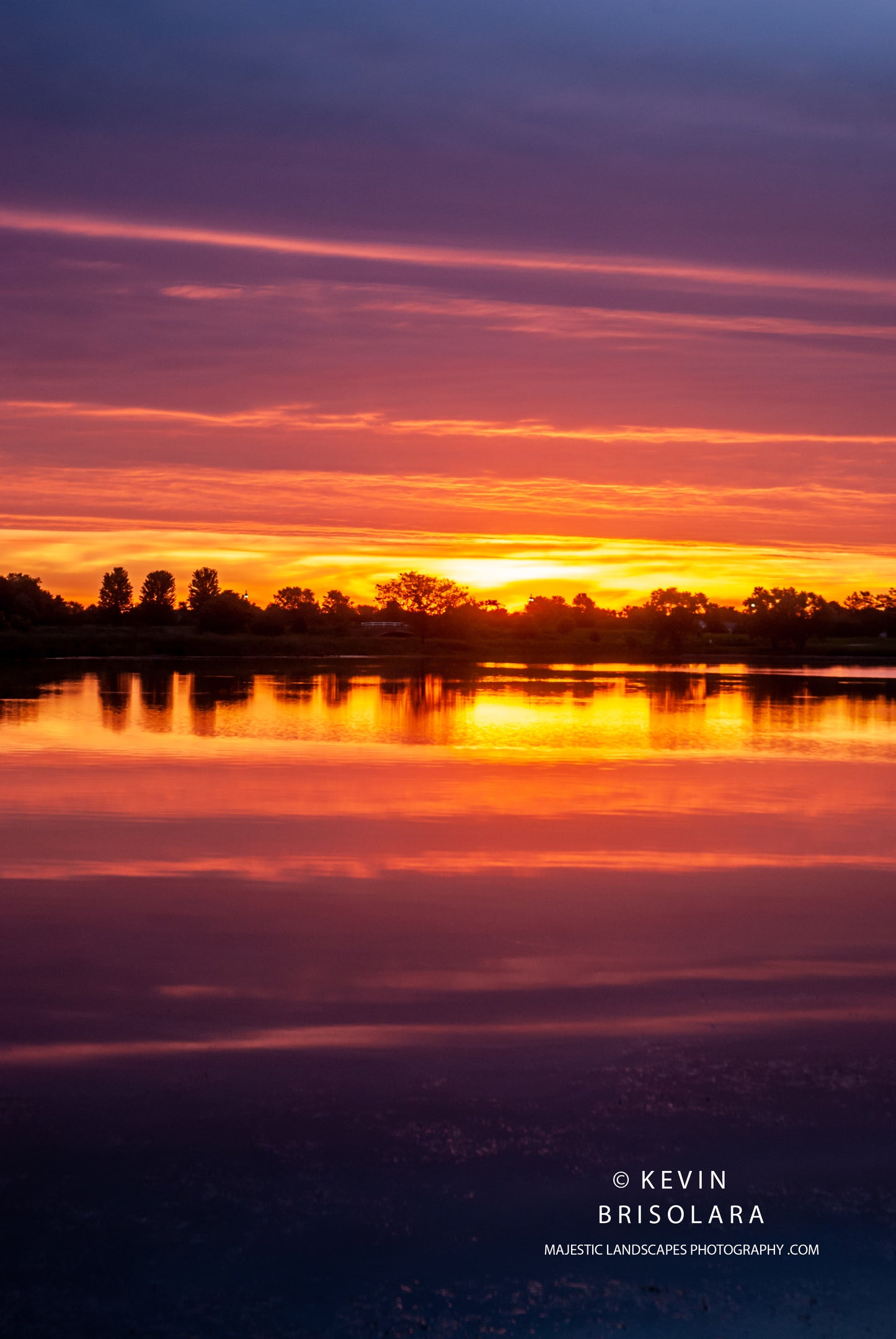 A MAJESTIC SUNRISE APPEARS AT THE LAKE