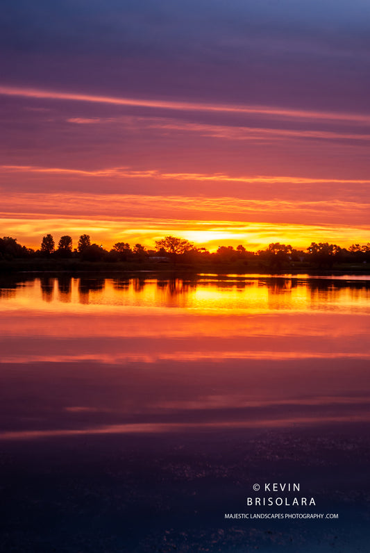 A MAJESTIC SUNRISE APPEARS AT THE LAKE